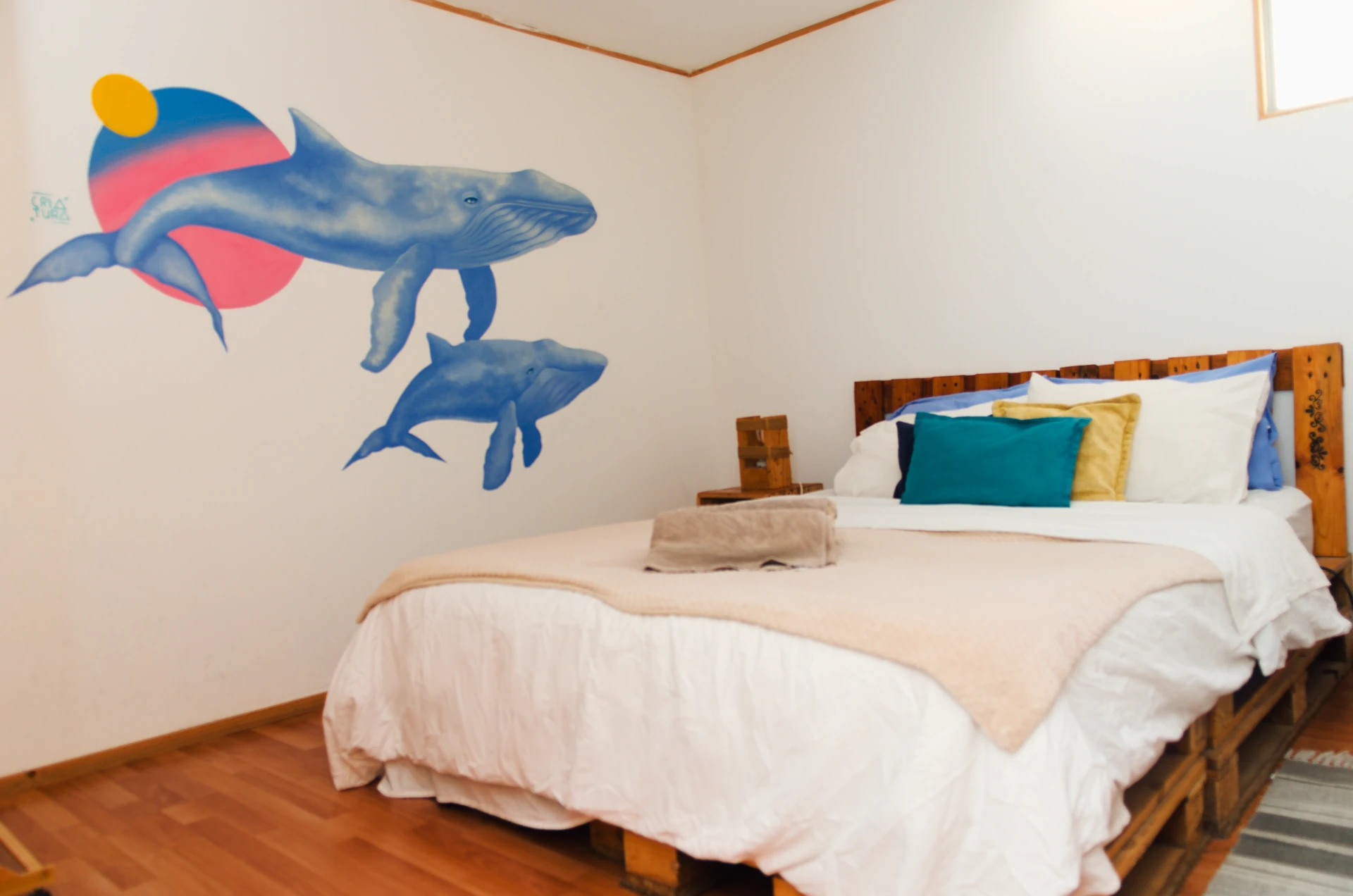 Habitación Cordillera — Ballenas azules · Niela @criatura.spirit — Hostal Mi Paz Valparaíso