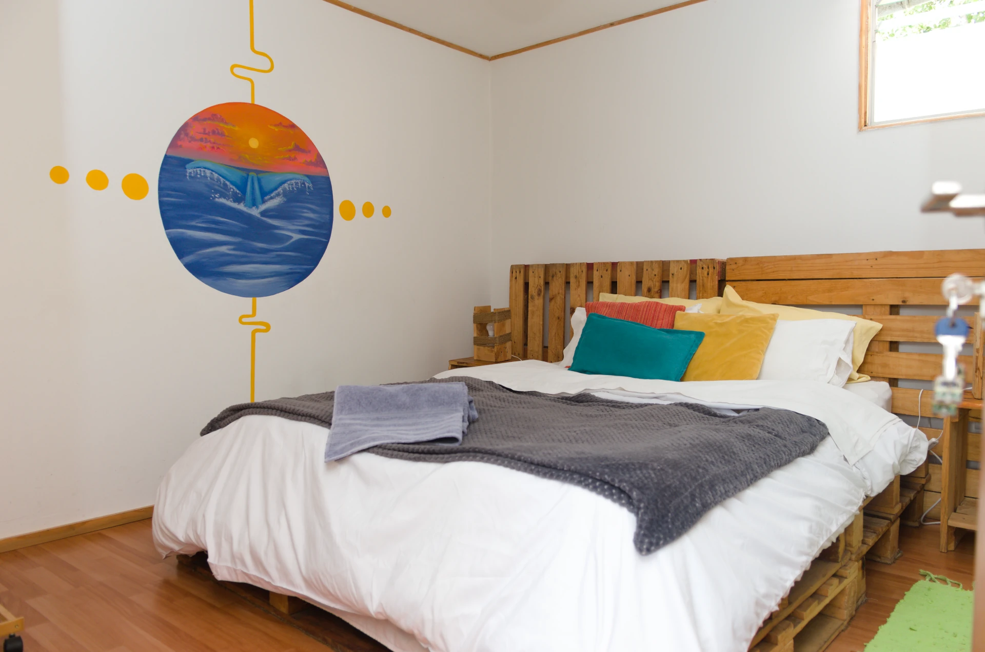 Habitación Peral — Cola de ballena · Niela @criatura.spirit — Hostal Mi Paz Valparaíso